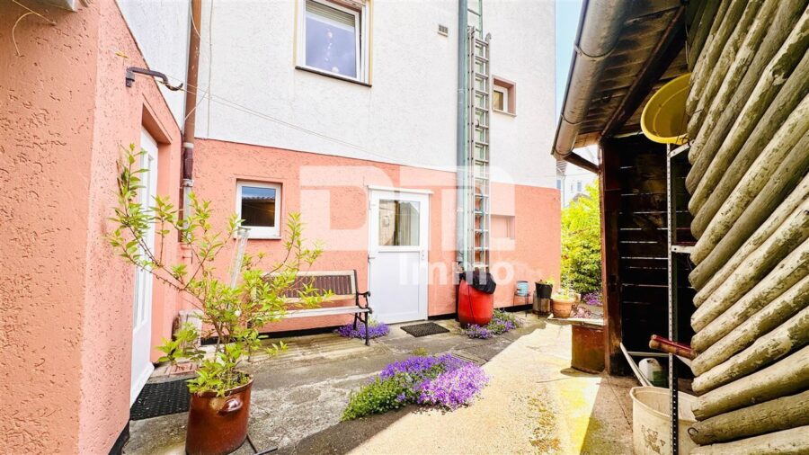 (R)eserviert!Ein- Zweifamilienhaus mit Innenhof, Balkon, Dachterrasse + Garage - Innenhof / Terrasse